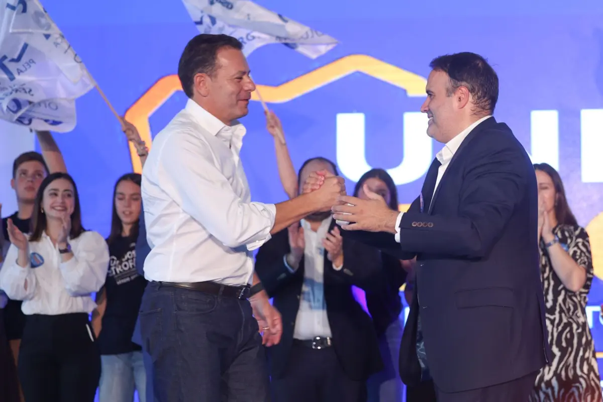 Montenegro chegou à Trofa cerca das 14.45 horas, já depois de os apoiantes terem almoçado, uma vez que participou em Lisboa nas cerimónias oficiais do 5 de Outubro na qualidade de primeiro-ministro