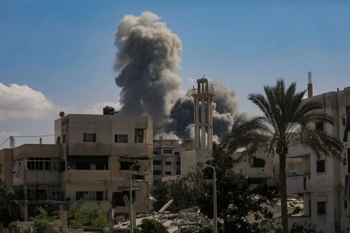 Apesar das negociações do plano de Trump, Israel mantém bombardeamentos em Gaza