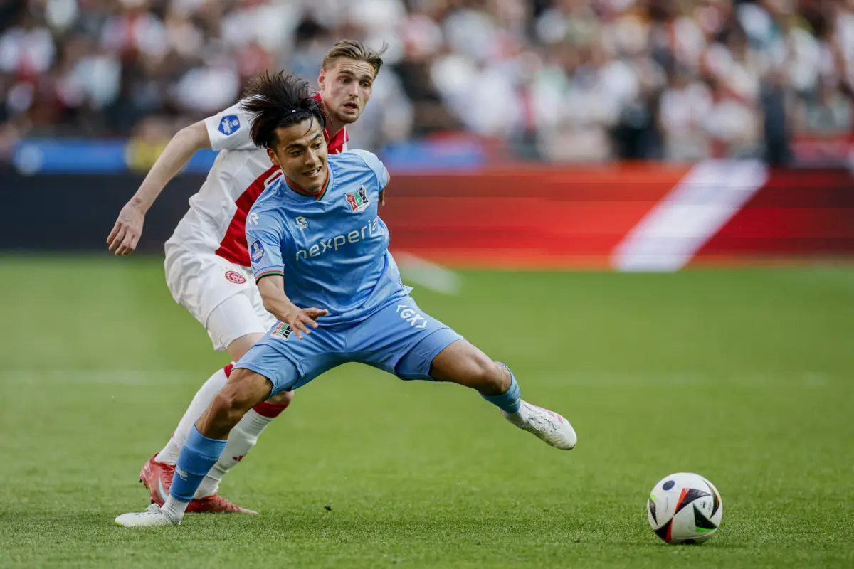 Kenneth Taylor, em segundo plano na imagem, brilhou na época passada ao serviço do Ajax