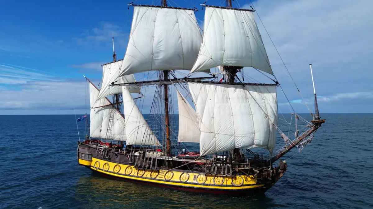 "TS Shtandart" tem cerca de 35 metros de comprimento e já navegou sob bandeira russa