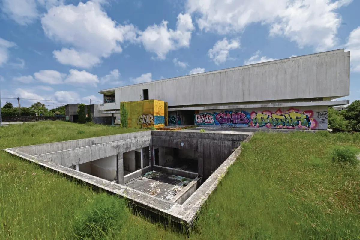 Construção de edifício chegou a começar, mas não foi concluída. Agora, foi lançado novo concurso