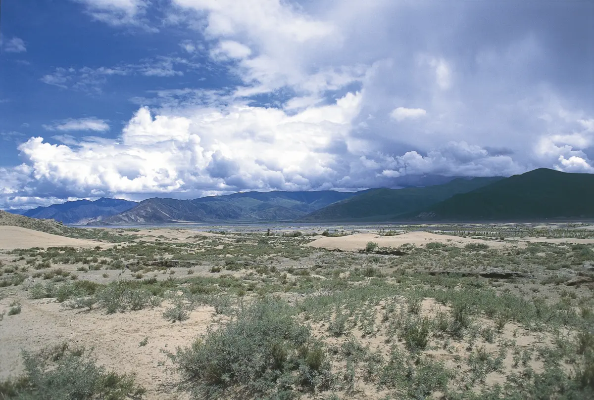 A barragem, localizada no troço inferior do rio Yarlung Tsangpo -- que se transforma no Brahmaputra ao entrar na Índia -- está a ser construída sob "os mais elevados padrões nacionais"