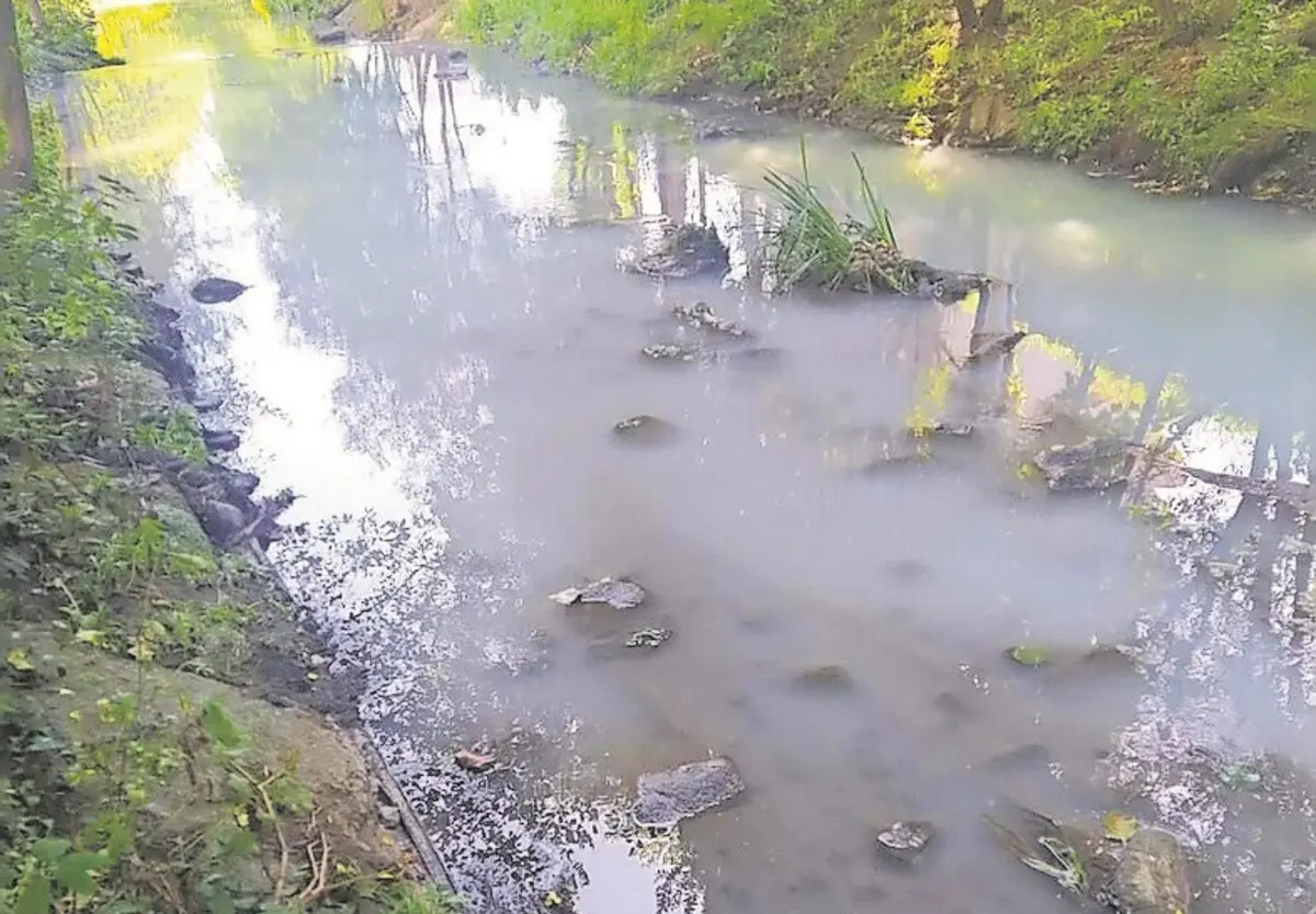 Descargas continuam a acontecer e a manchar a água