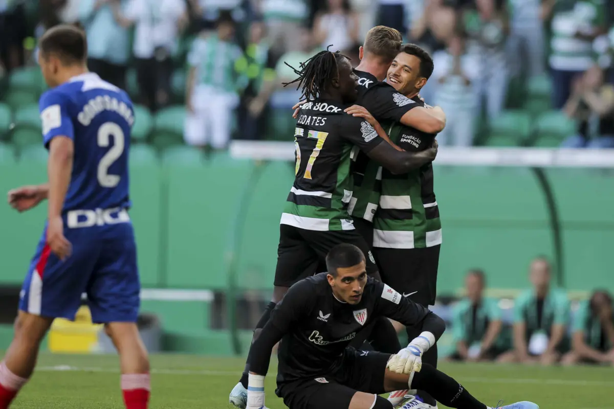 Pedro Gonçalves festeja com Gyokeres e Quenda após apontar o primeiro golo do Sporting