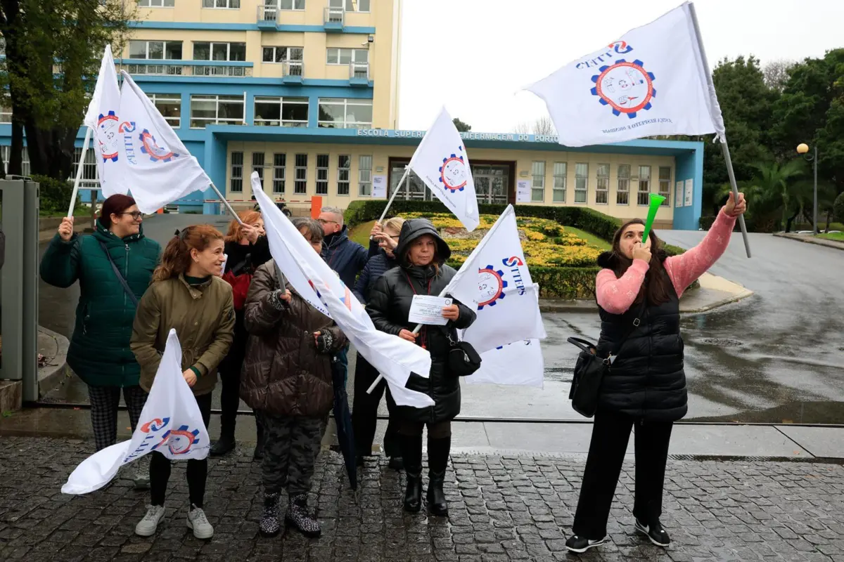 Protesto na manhã desta quarta-feira junto à Escola Superior de Enfermagem do Porto