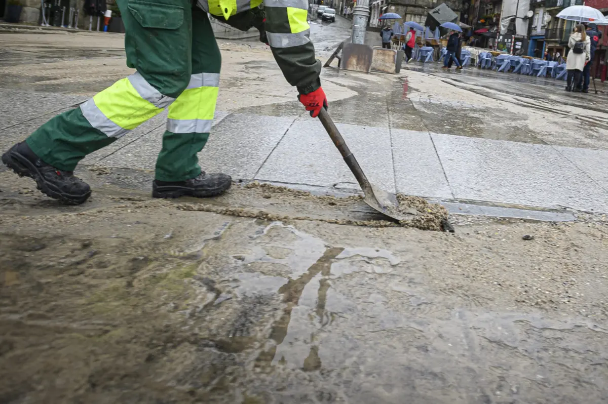 A derrocada arrastou muita terra para a estrada, diz comandante ds bombeiros