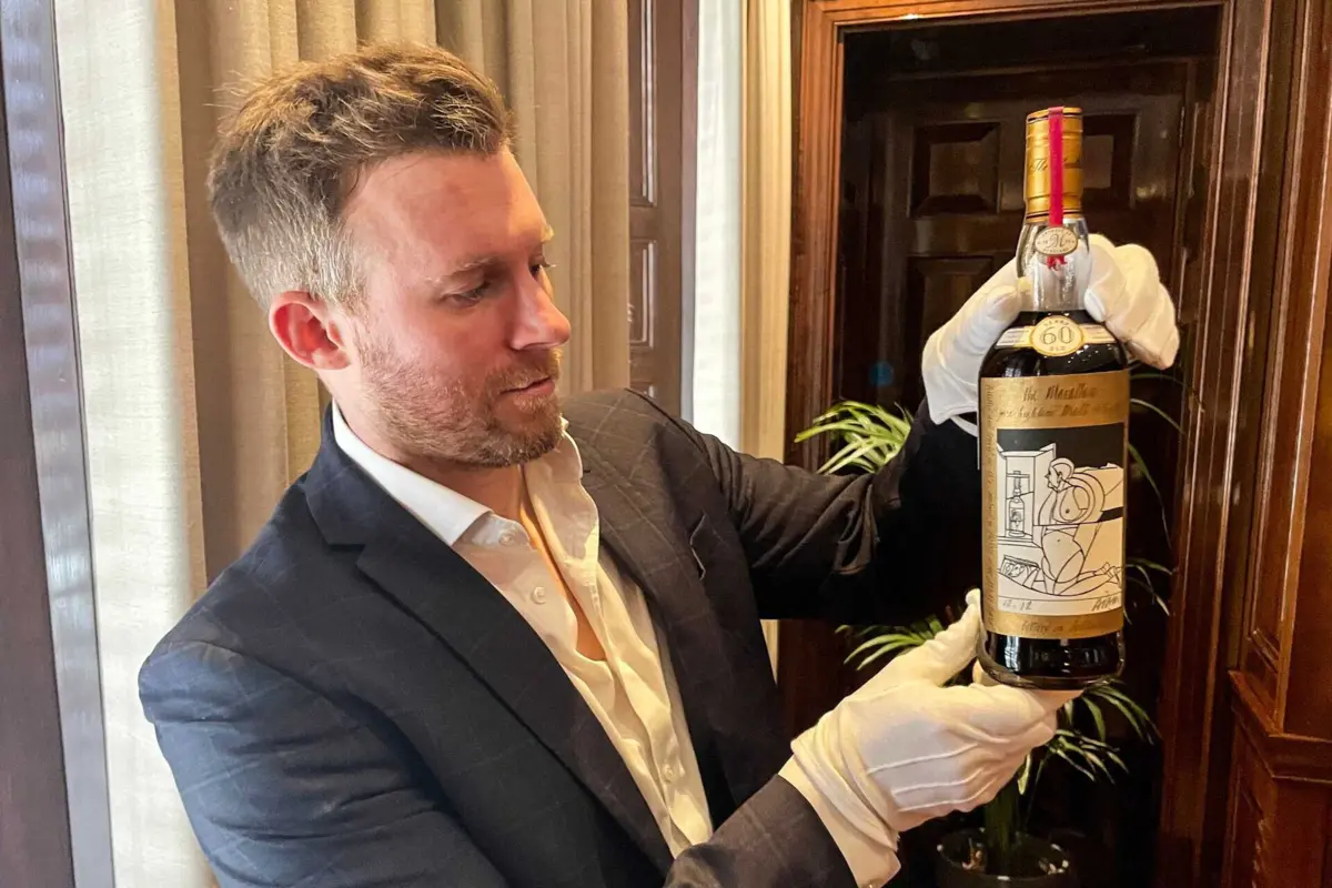 Garrafa de uísque The Macallan 1926 vendida em leilão por 2,5 milhões de euros
