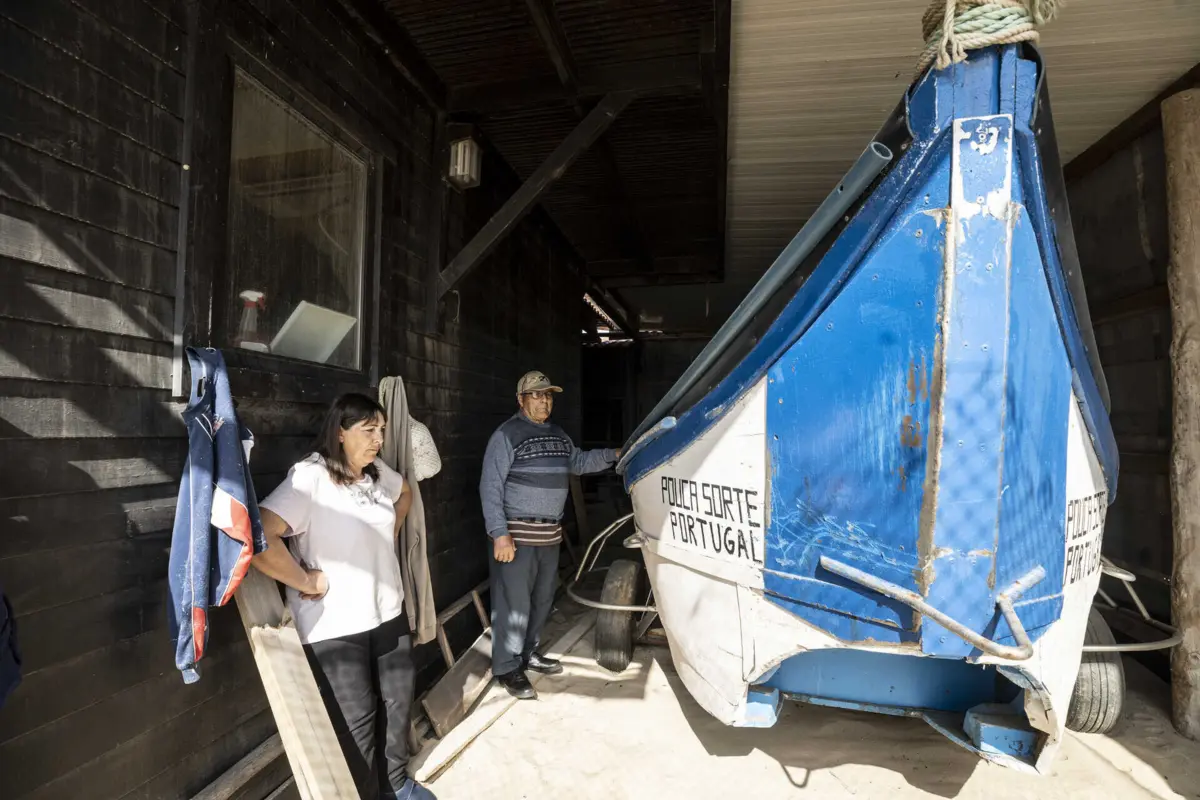 António Mendes, junto ao seu barco, na Tocha
