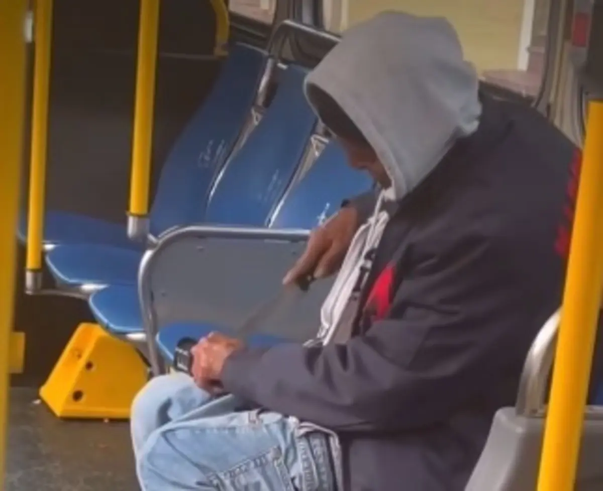 Imagem de contexto do artigo Vídeo de imigrante a afiar faca no metro partilhado por Pedro Frazão não foi gravado em Portugal