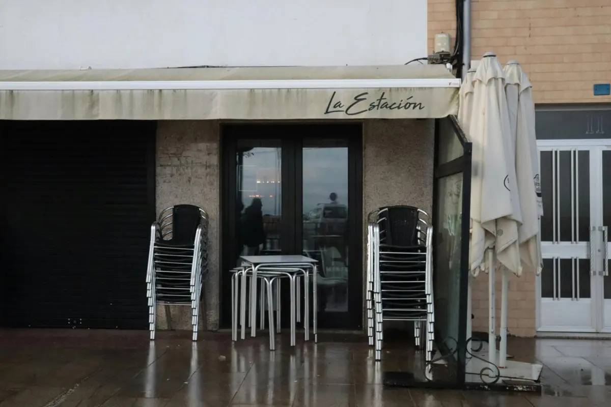 O grupo operava às primeiras horas da manhã, quando os estabelecimentos deixavam os móveis empilhados na rua