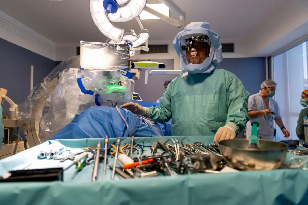 Operação robótica à coluna foi acompanhada em tempo real e em 3D