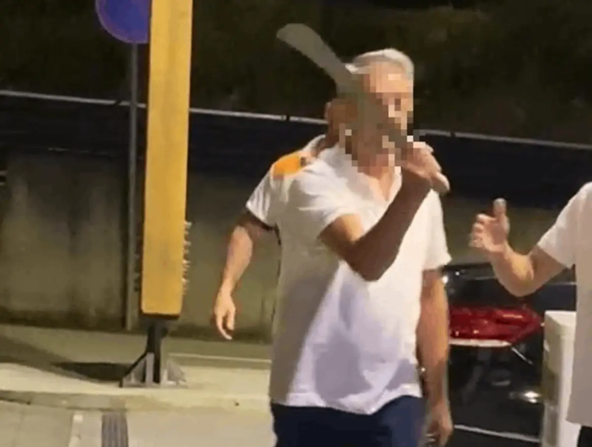 De catana na mão, o suspeito ameaçou presentes durante vários minutos