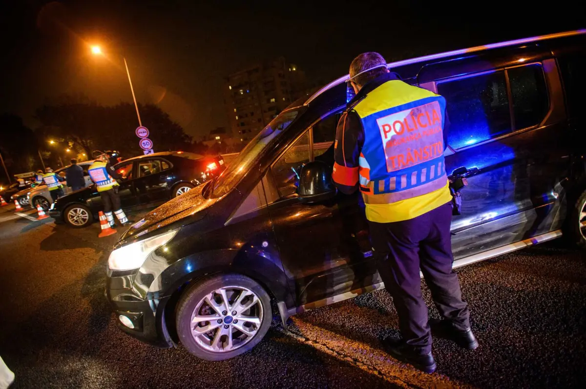 As autoridades apreenderam também uma arma de fogo e uma arma branca e 37 veículos