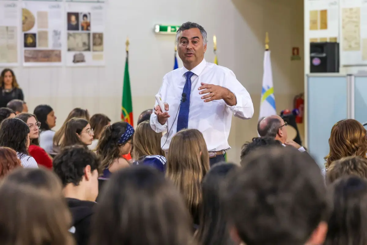 Fernando Alexandre disse que a informação dada na segunda-feira pelo Ministério da Educação "é muito clara", reconhecendo que "vão existir sempre" horários por preencher