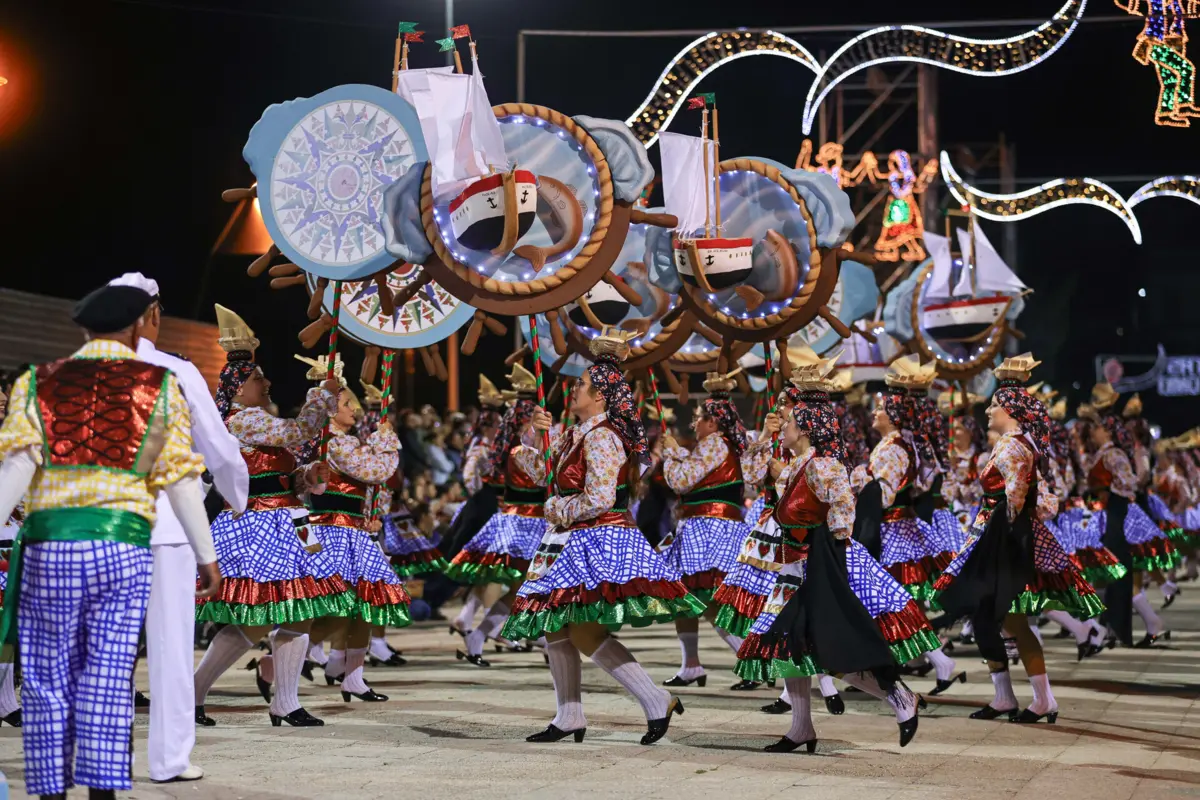 As marchas populares saem à rua com 733 participantes de seis coletividades.