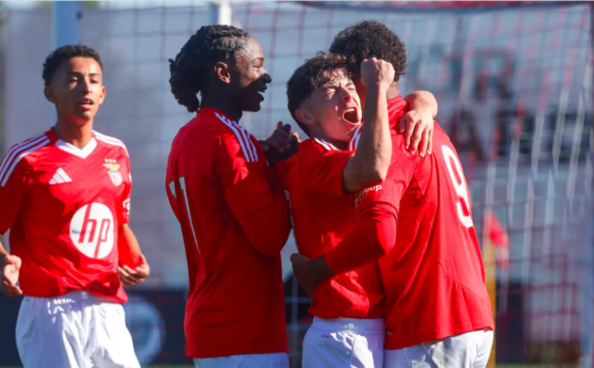 Jogadores benfiquistas festejam a vitória sobre o Bolonha