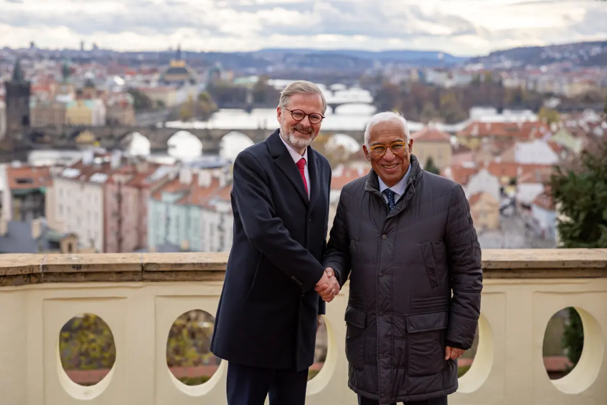 Costa tem reunido com os líderes da União Europeia (UE). Na imagem, com Petr Fiala, primeiro-ministro da República Checa