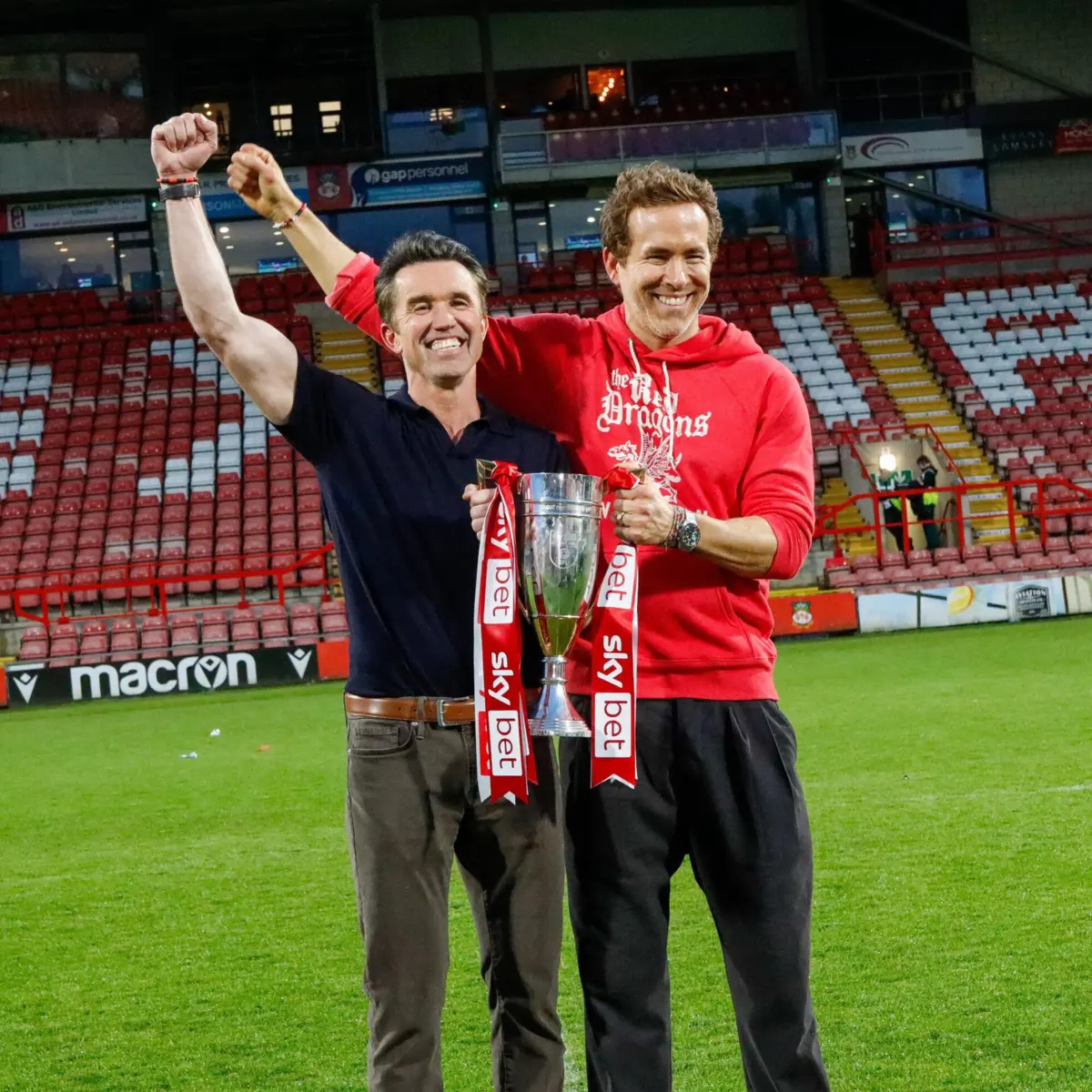 Rob McElhenney e Ryan Reynolds, atores de Hollywood, escrevem guião de sonho na liderança do Wrexham