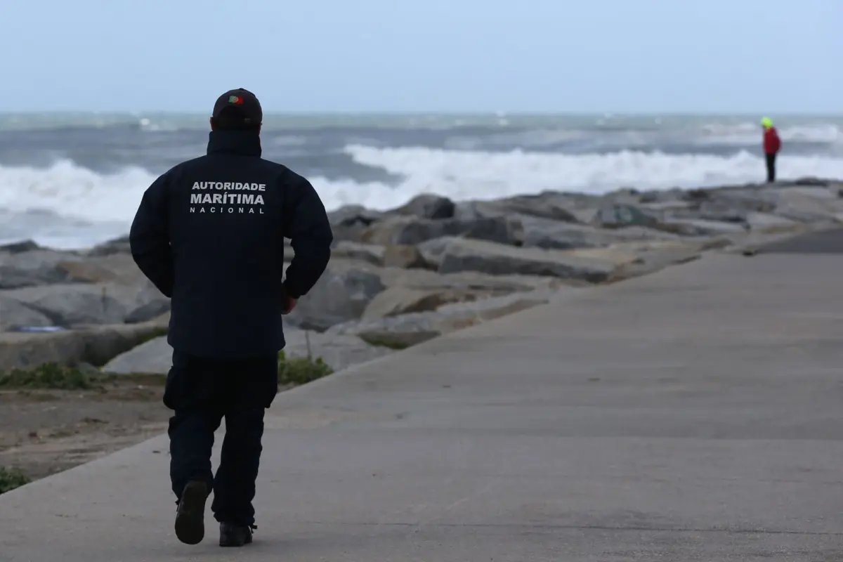 Além da agitação marítima, o IPMA prevê para hoje chuva forte