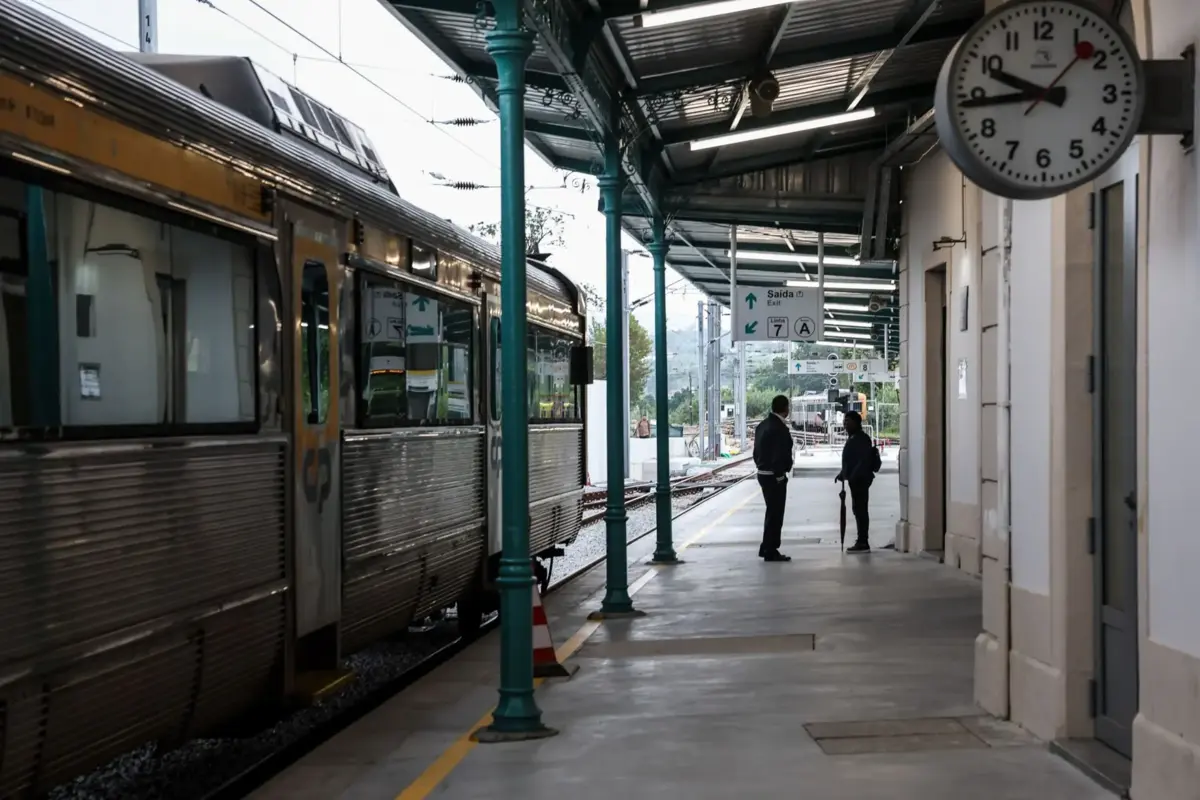 A greve parcial dos revisores e do pessoal das bilheteiras da CP levou à supressão de 30 comboios Intercidades