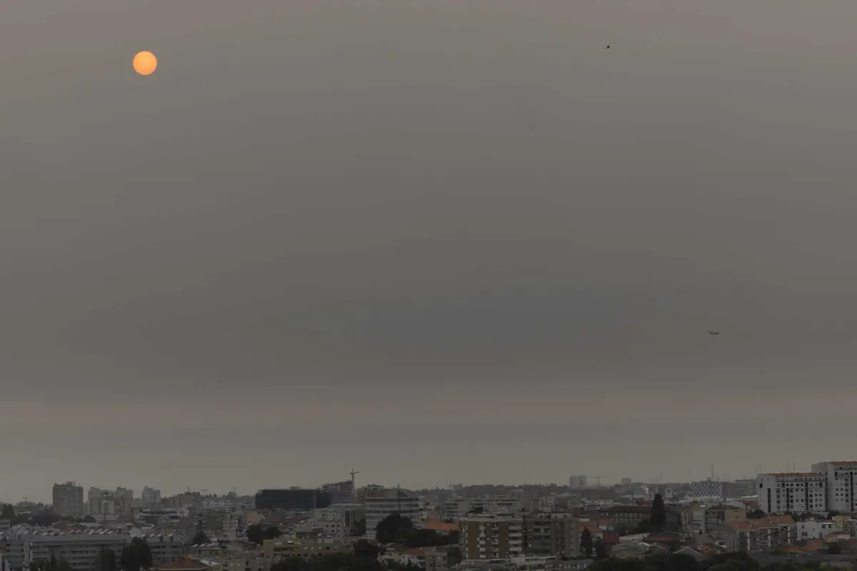 Nuvem de fumo dos incêndios do Canadá vista do Porto