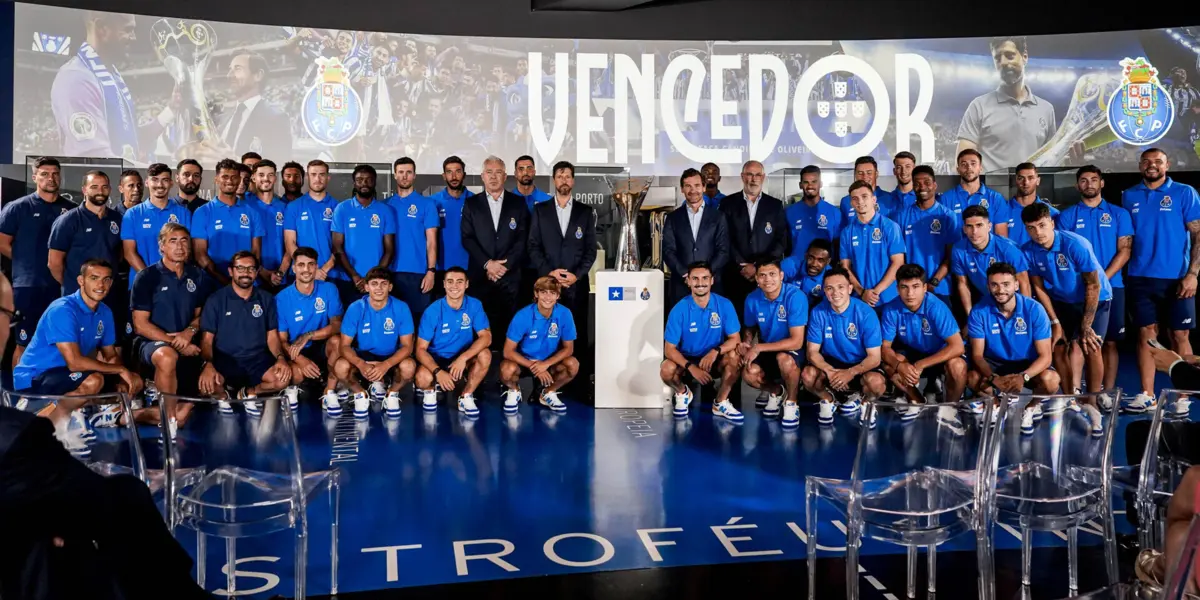 A foto de família no Museu com a Supertaça Cândido de Oliveira