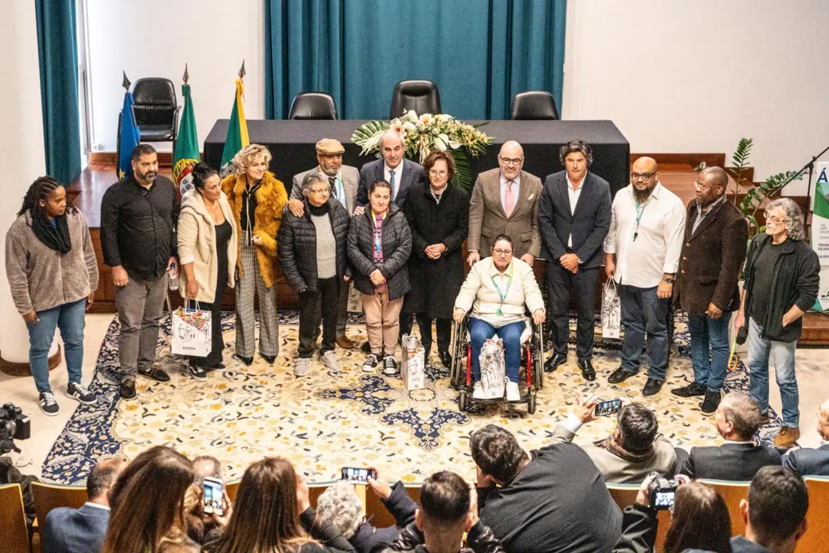 Miguel Pinto Luz participou na entrega de chaves de habitações no Bairro de Vale Domingos