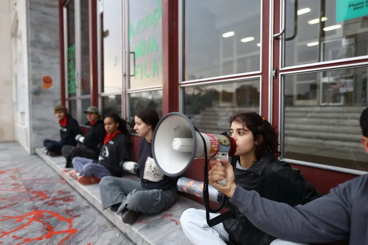 Estudantes colaram-se à porta do departamento