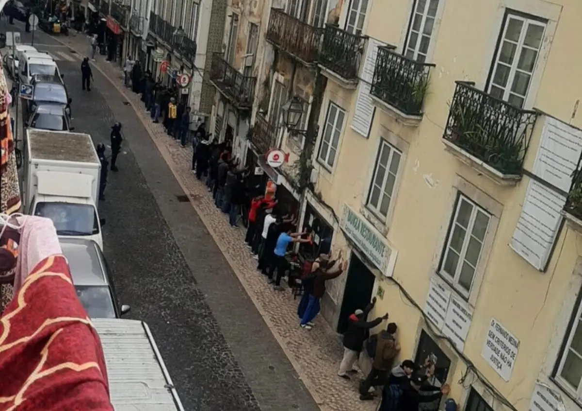 Um forte aparato policial marcou uma operação de fiscalização no Martim Moniz