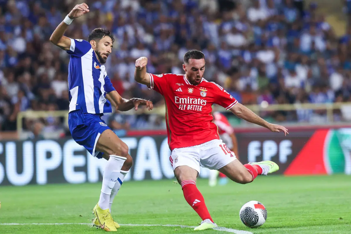 O Benfica venceu o F. C. Porto, por 2-0, na Supertaça.