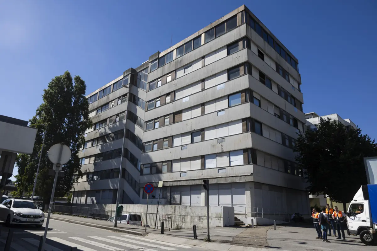 Serviços da Proteção Civil do Porto vedaram, esta tarde, o prédio indevidamente ocupado