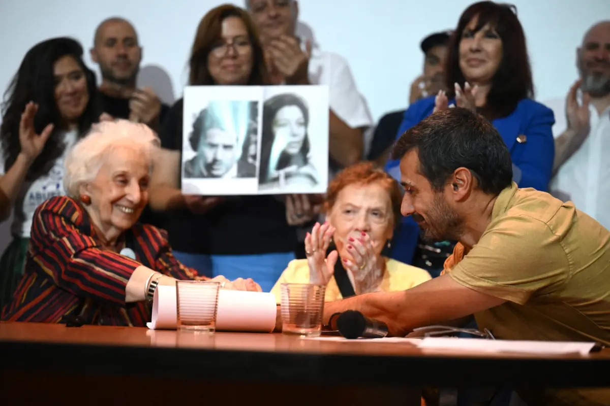 A criança 139, cujo nome, como é habitual, não foi divulgadot em dois irmãos biológicos, um dos quais, Ramon, que esteve na conferência de imprensa