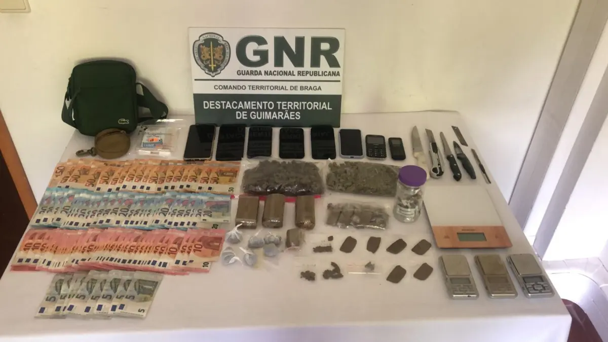 Militares apreenderam droga e dinheiro