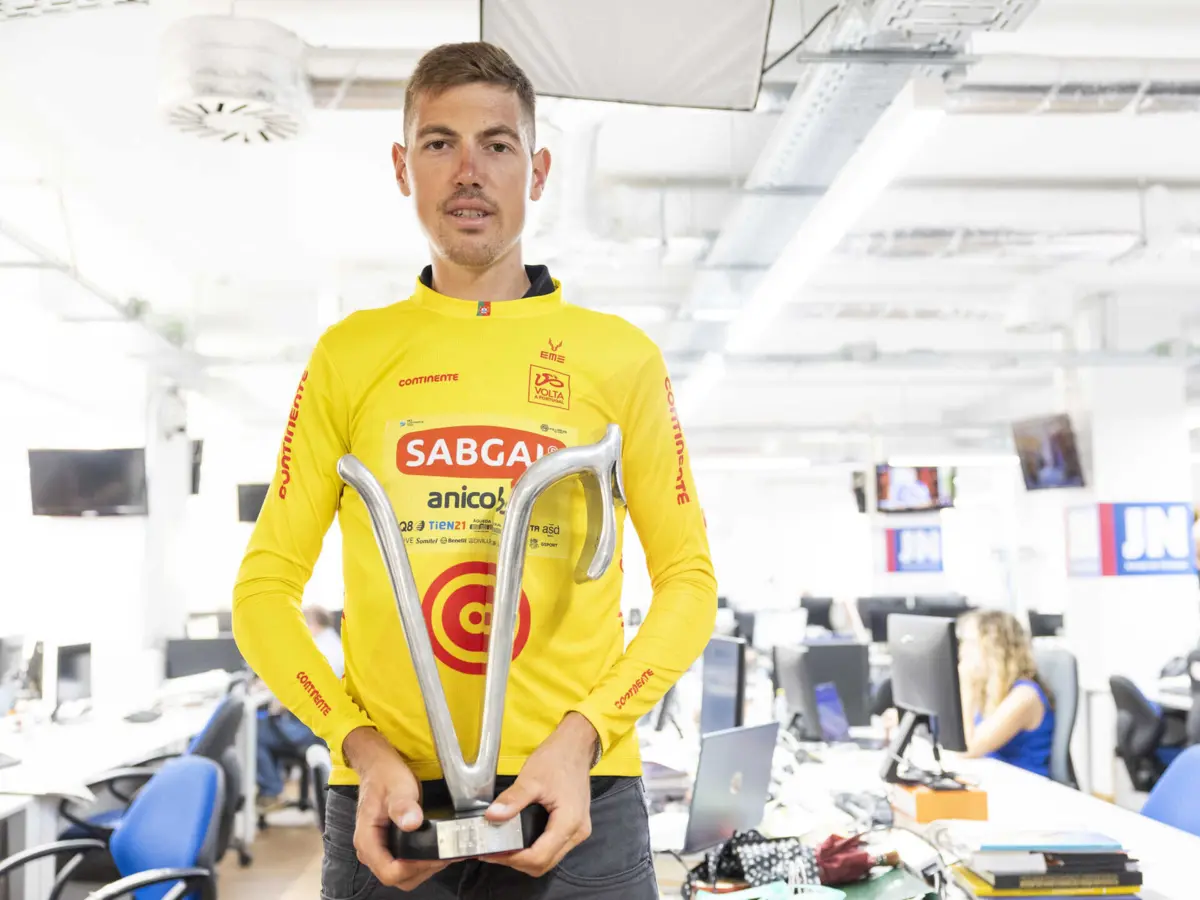 Artem Nych posa na redação JN com o troféu de vencedor da Volta a Portugal, o maior feito da carreira até agora