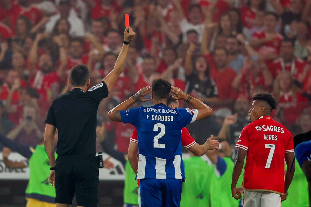 O momento em que João Pinheiro expulsa Fábio Cardoso