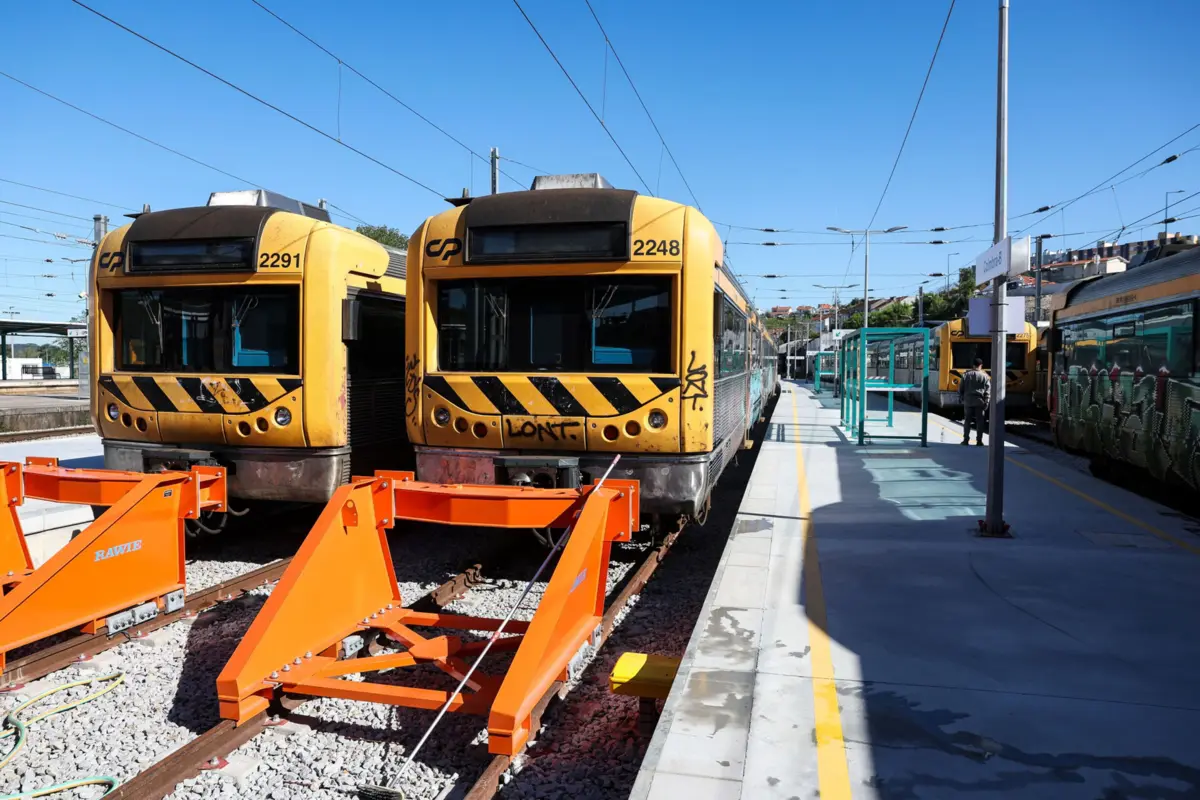 Além das supressões, comboios circulam com atrasos ao longo do ano