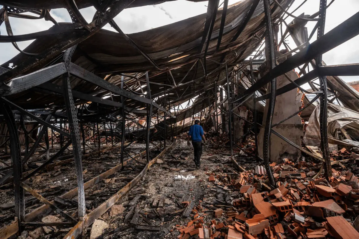 As instalações da Kitbanho ficaram em escombros após os fogos de setembro