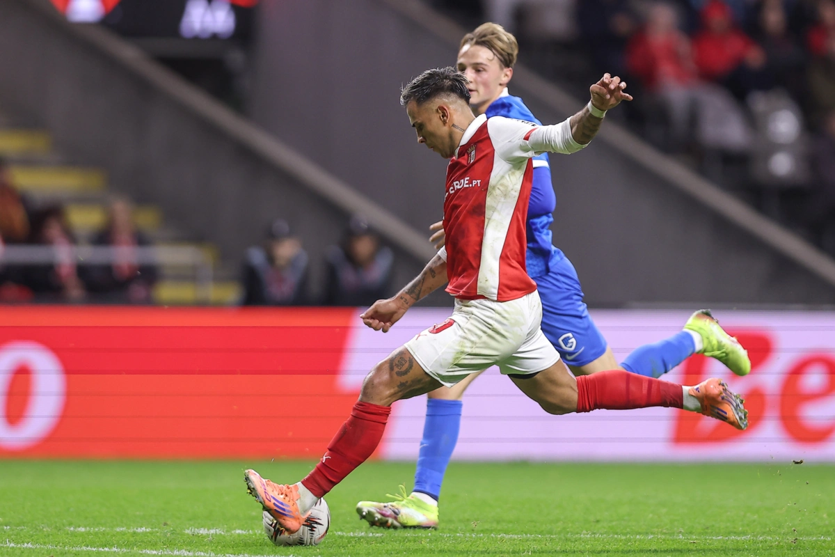 Médio uruguaio marcou dois golos, mas os minhotos sofreram o primeiro dissabor na prova da UEFA