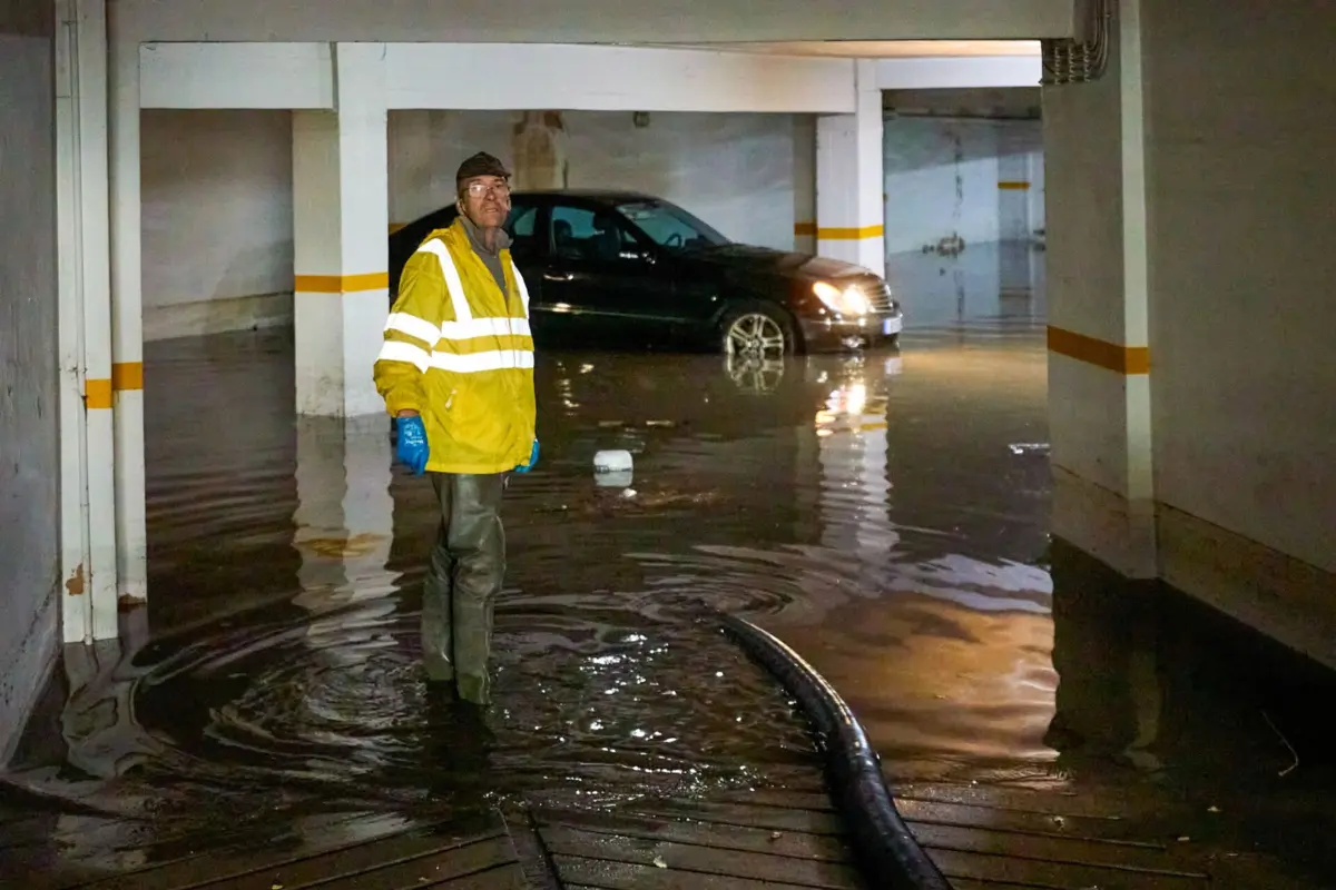Garagem inundada em Faro