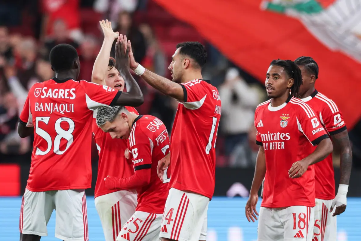 Pavlidis festeja com golo com os colegas