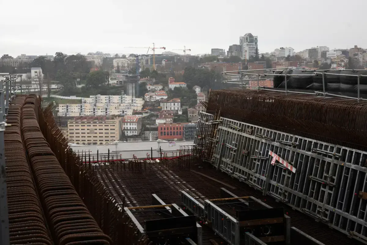 Ponte D. Antónia Ferreira, a Ferreirinha, está em construção e já se vê parte do tabuleiro