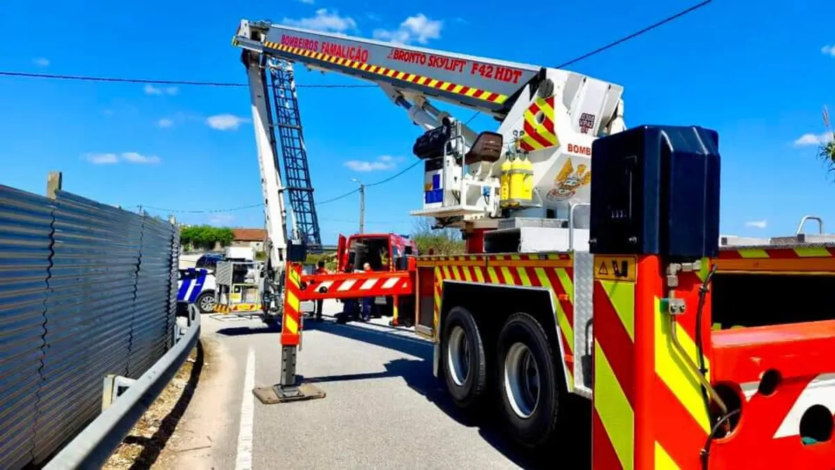 Bombeiros tiveram de recorrer à plataforma para socorrer o trabalhador