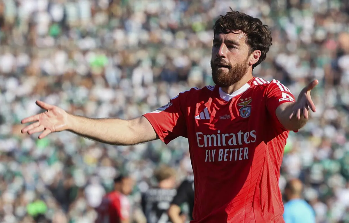 Esta época o médio turco realizou 53 jogos, marcou 12 golos e assistiu para outros 11