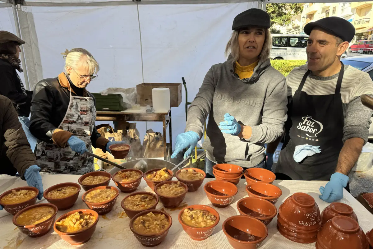 Milhares de pessoas juntam-se esta segunda-feira no centro da vila