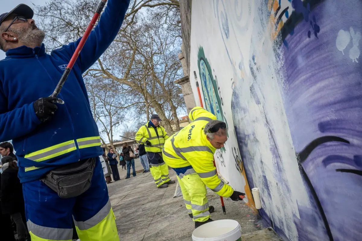 Equipa de limpeza trabalhou afincadamente, esta sexta-feira, na Alameda das Fontainhas