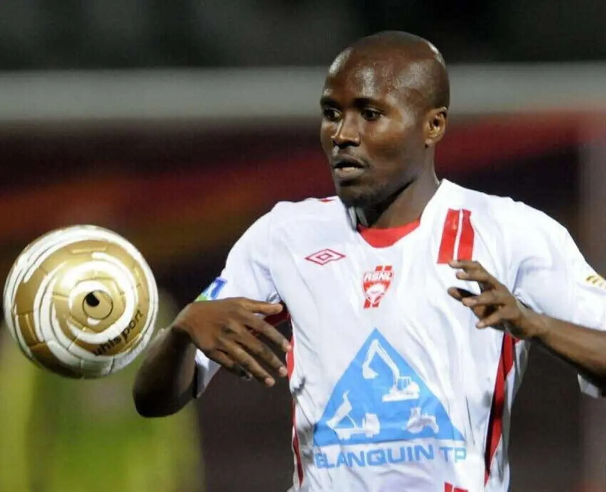 Somou 41 internacionalizações pela seleção dos Camarões