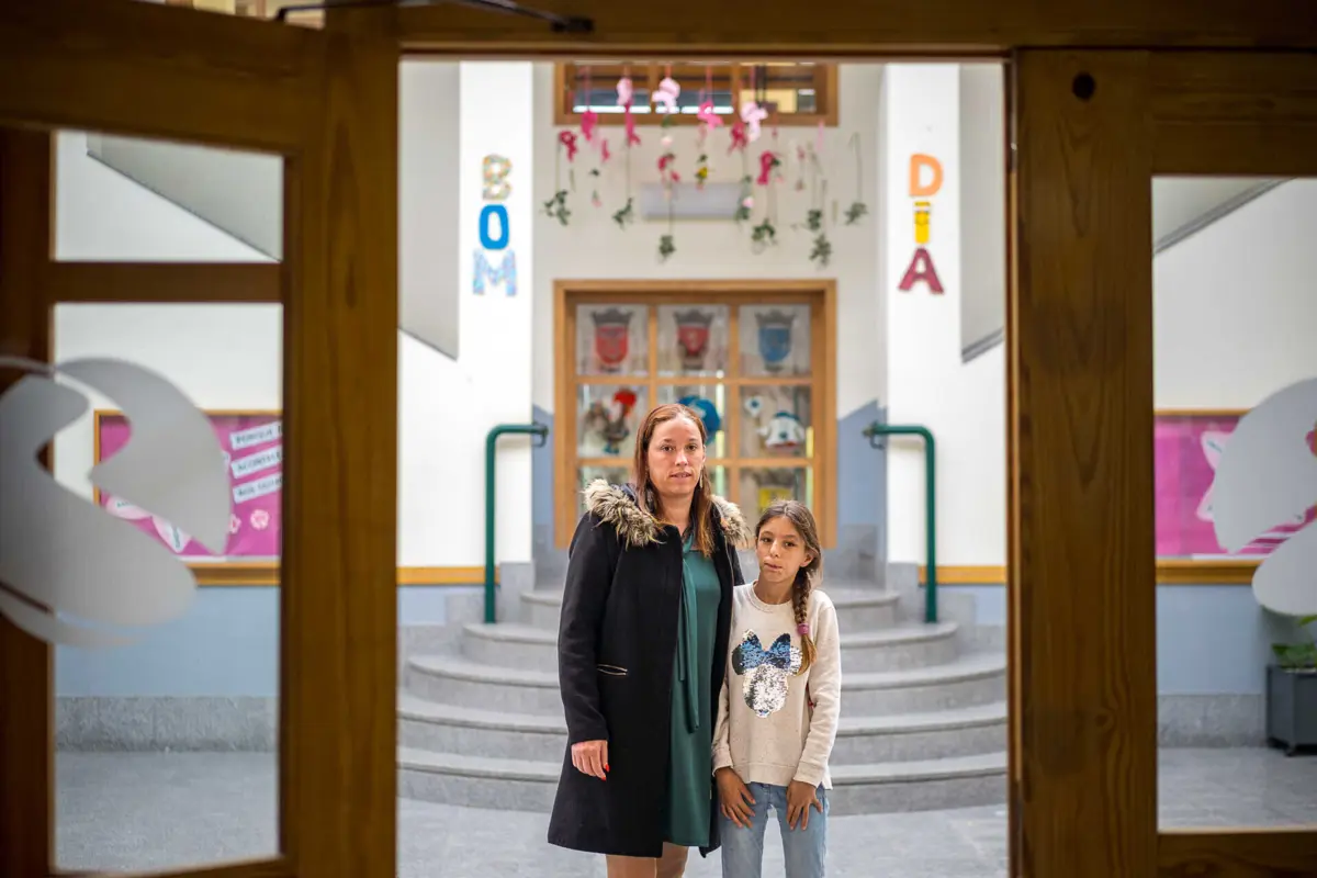 Isabel Castro com a filha Matilde Ferreira, na Escola EB1 de Fragoso