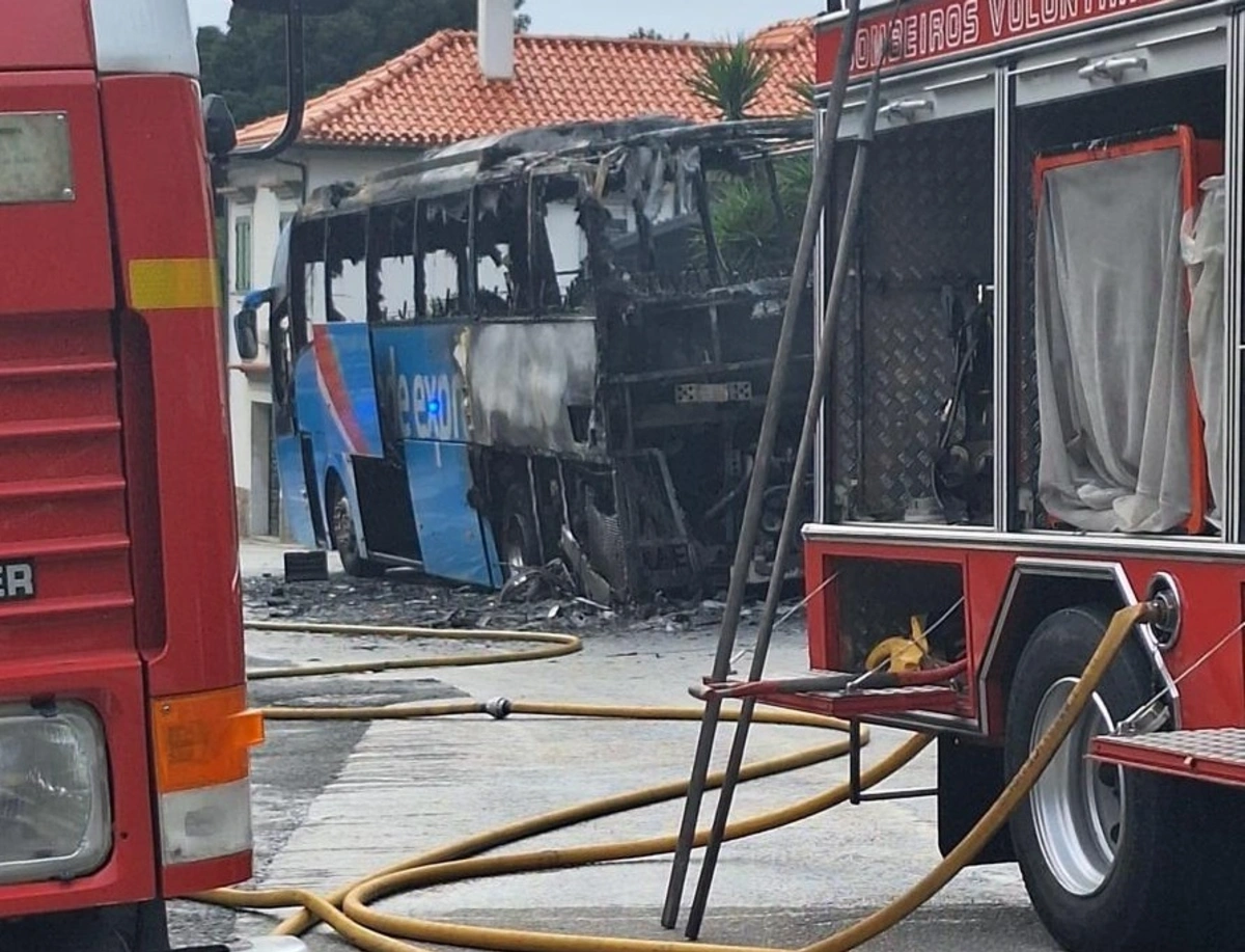 Autocarro incendiou-se