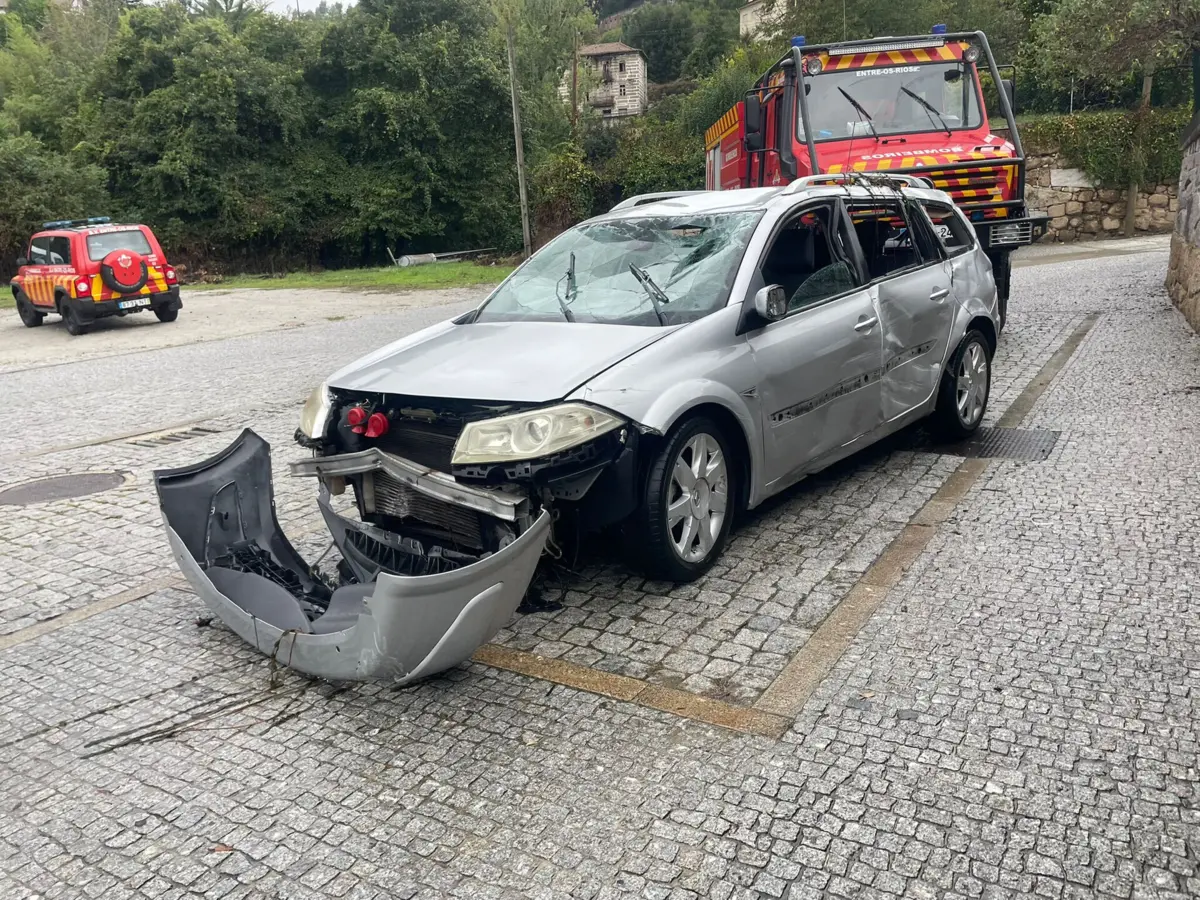 Imagem de contexto do artigo Carro que caiu ao Douro retirado do rio em Penafiel