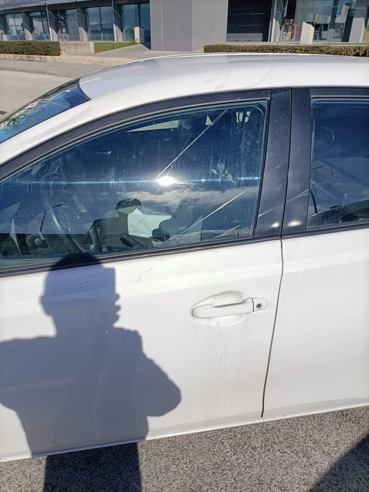 Carro ficou com todos os vidros riscados e mossas no capô e tejadilho